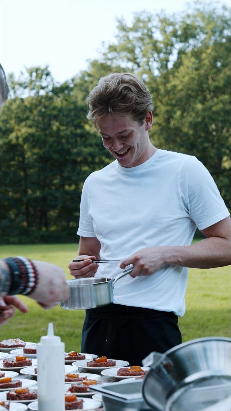 Chef Xavier in de keuken tijdens de voorbereiding