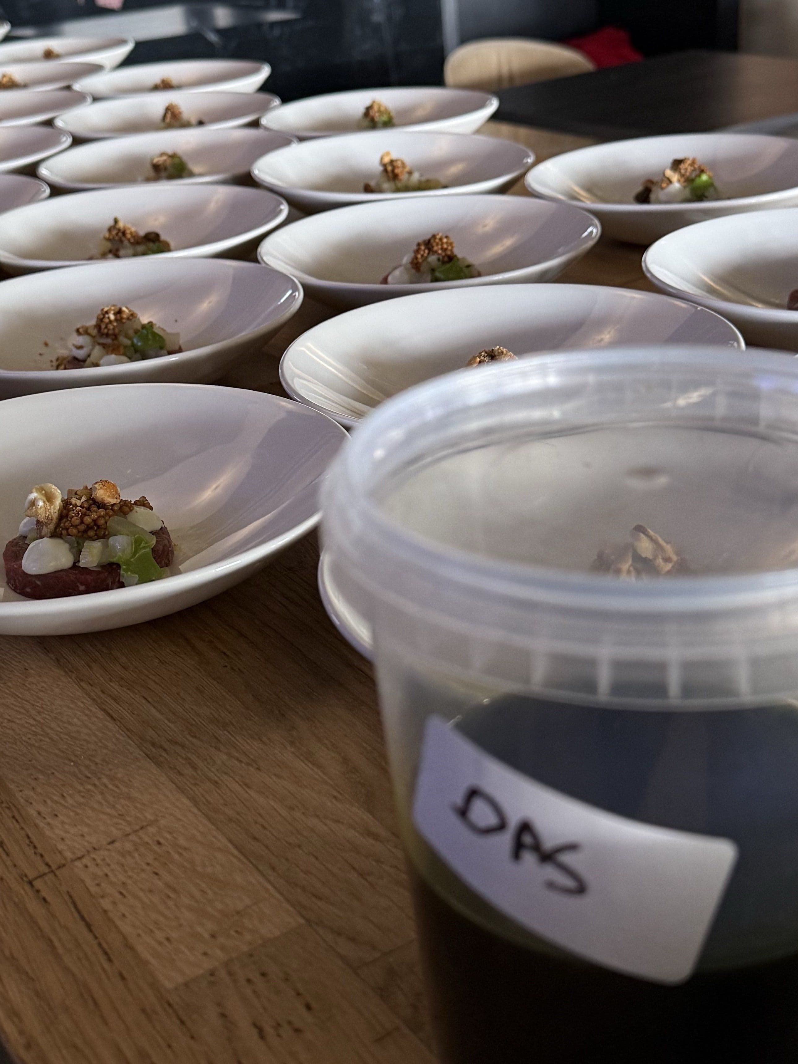 Rij borden met amuses klaar om te serveren