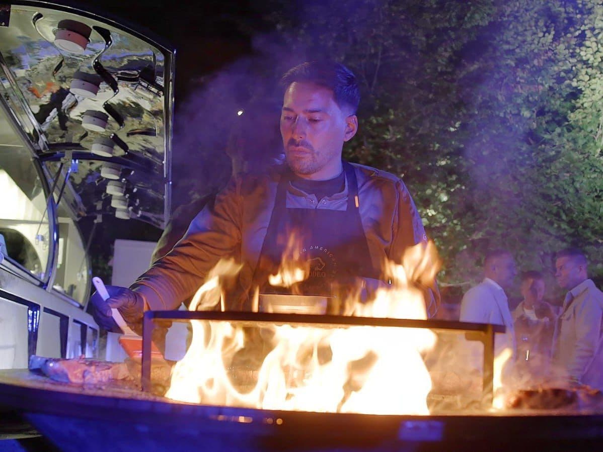 Chef Xavier bereidt gerechten boven open vuur tijdens een event