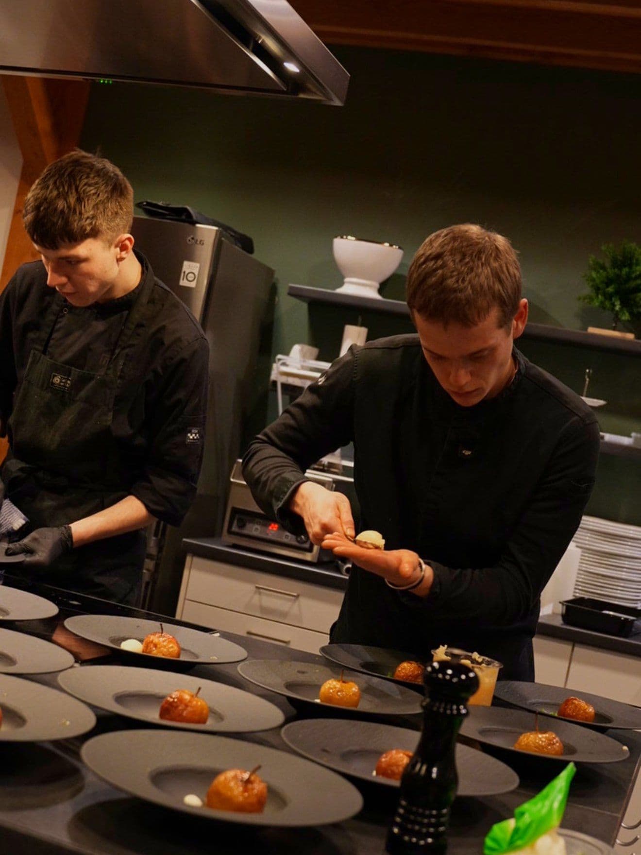Twee koks werken de borden af in de keuken