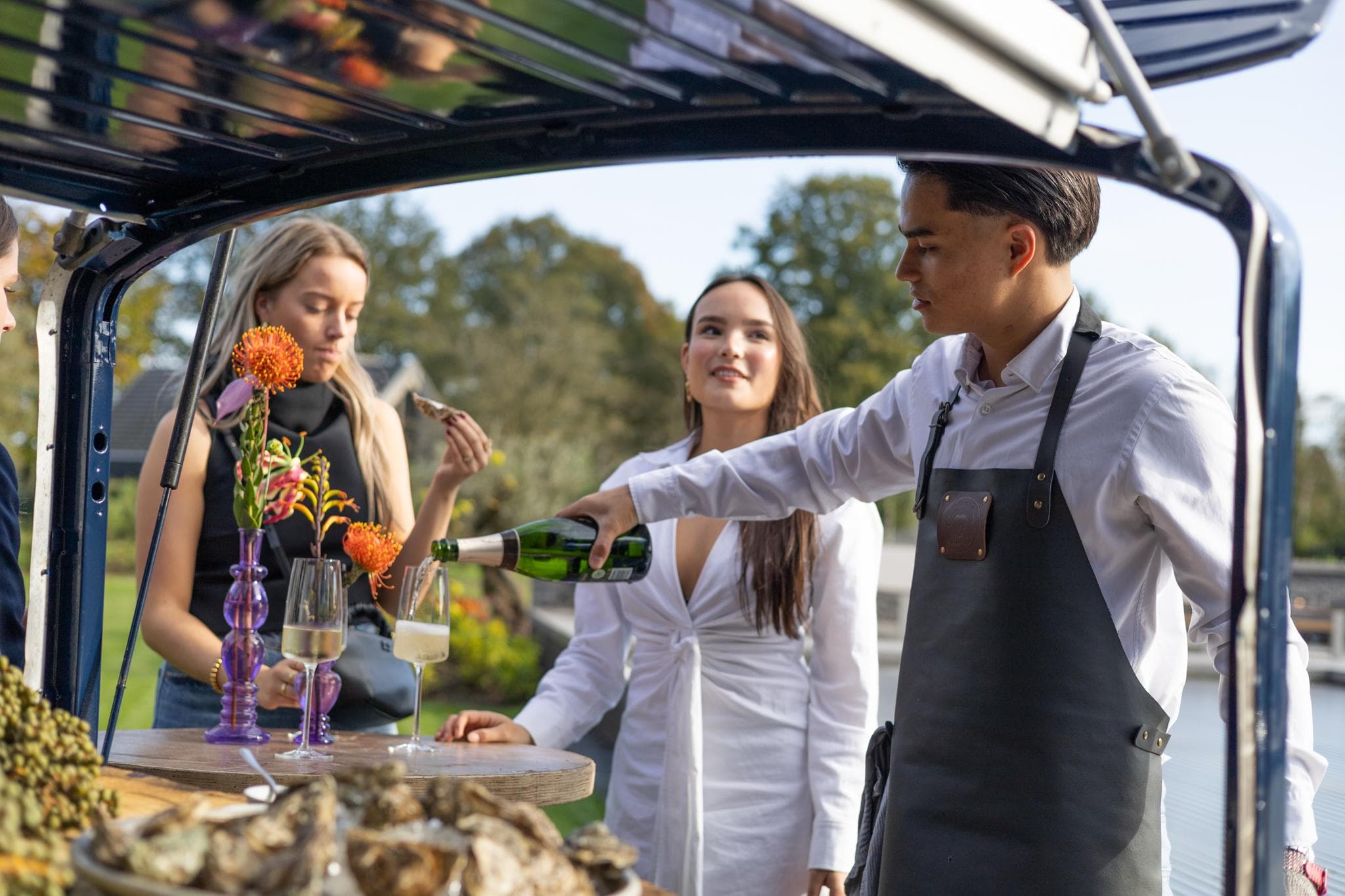 Bouillon wordt aan tafel over het gerecht geschonken