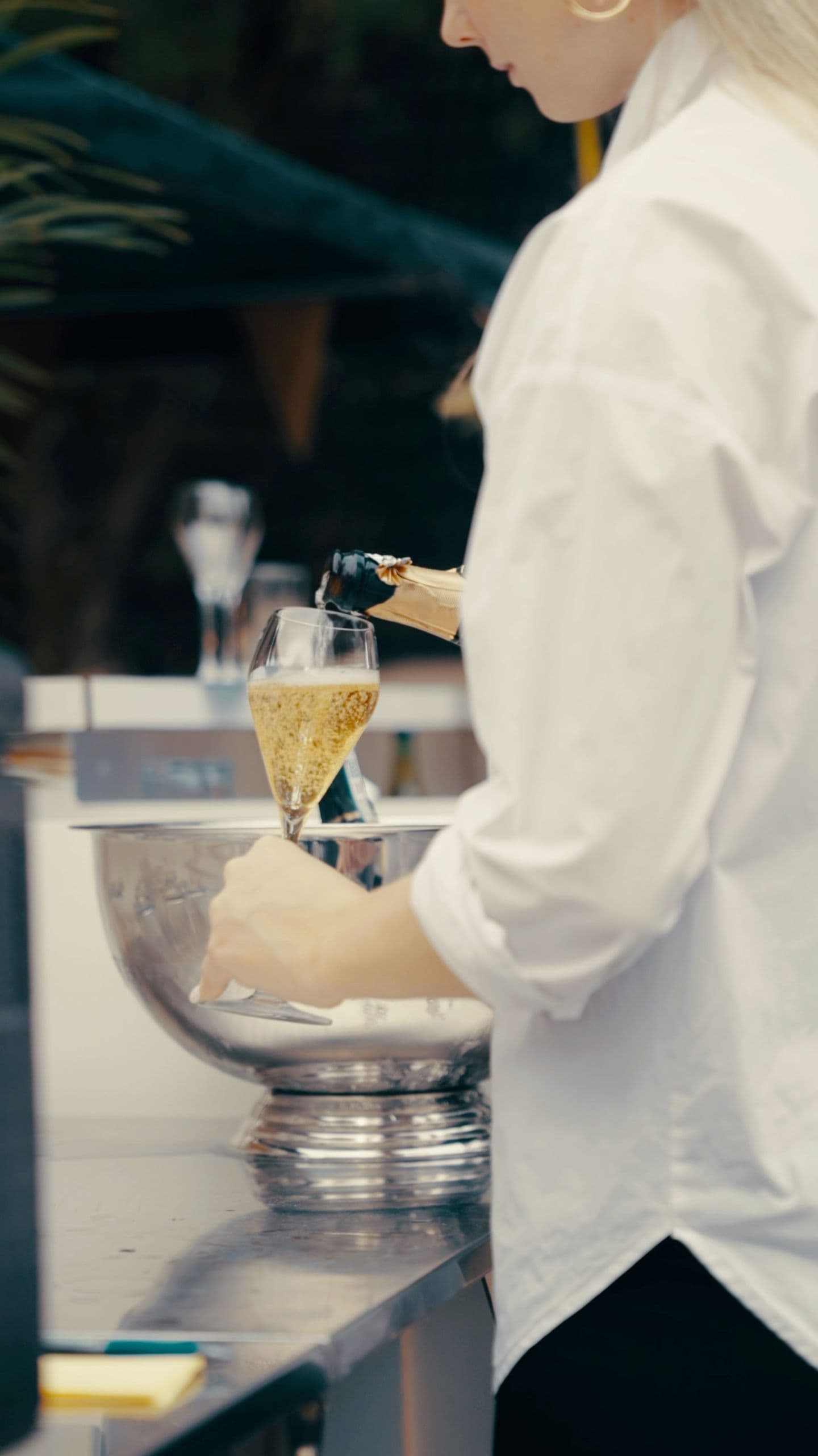 Bubbels worden ingeschonken aan de bar tijdens een zakelijke borrel