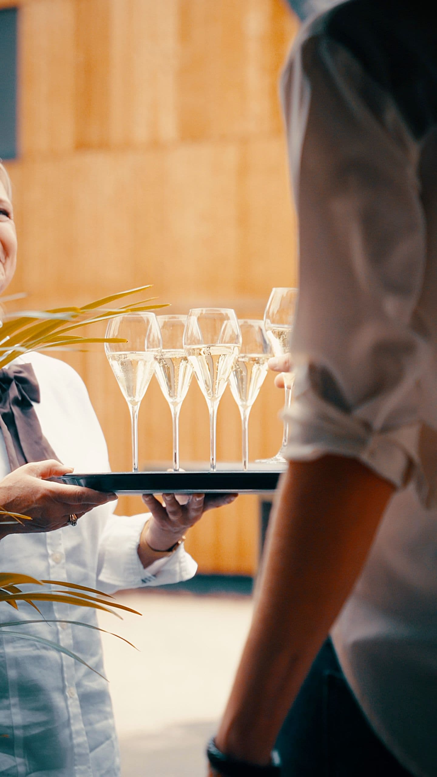 Een dienblad met glazen bubbels wordt rondgebracht